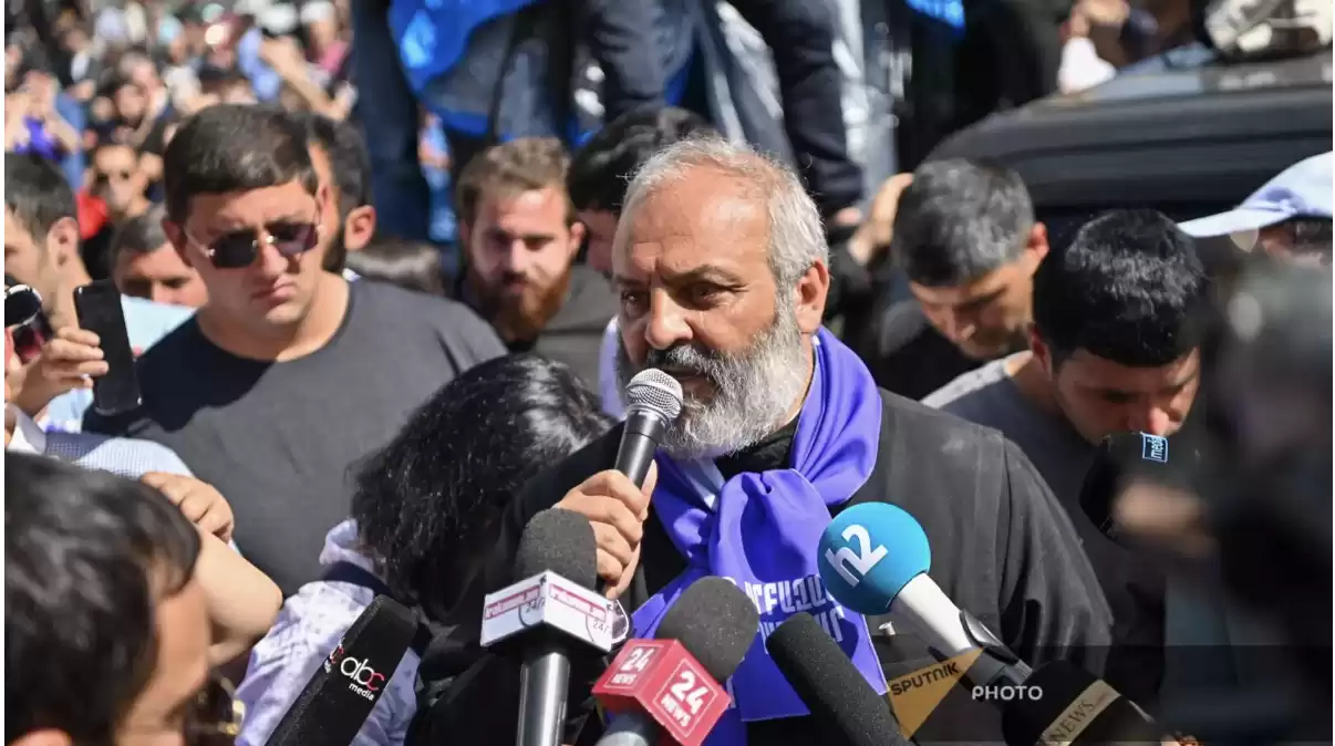 «Իջէք ներքեւ` պատասխան տալու արածների համար». Բագրատ սրբազանը դիմեց Վահէ Ղազարեանին