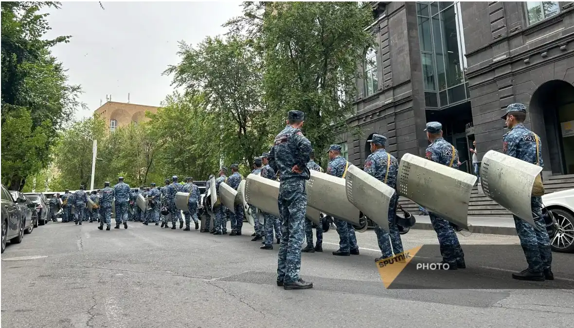 Կառավարութեան շէնքը մեծաթիւ ոստիկանական ուժեր շրջափակած են