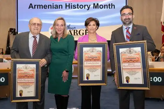 Լոս Անճելըս. Վերահսկիչներու Խորհուրդի անդամ Քեթրին Պարկըր մեծարեց երեք հեղինակաւոր հայորդիներ