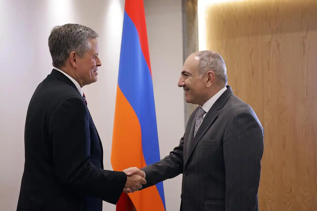 Փաշինեան ընդունած է ԱՄՆ ծերակուտական Սթիւ Տեյնզի գլխաւորած պատուիրակութիւնը