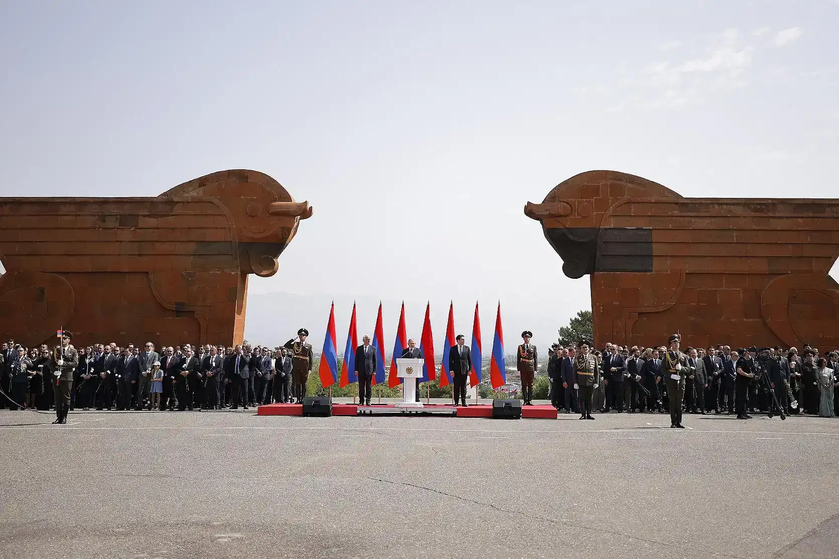 Հանրապետութեան տօնի առթիւ ՀՀ բարձրագոյն ղեկավարութիւնն այցելած է Սարդարապատի յուշահամալիր (Տեսանիւթ)
