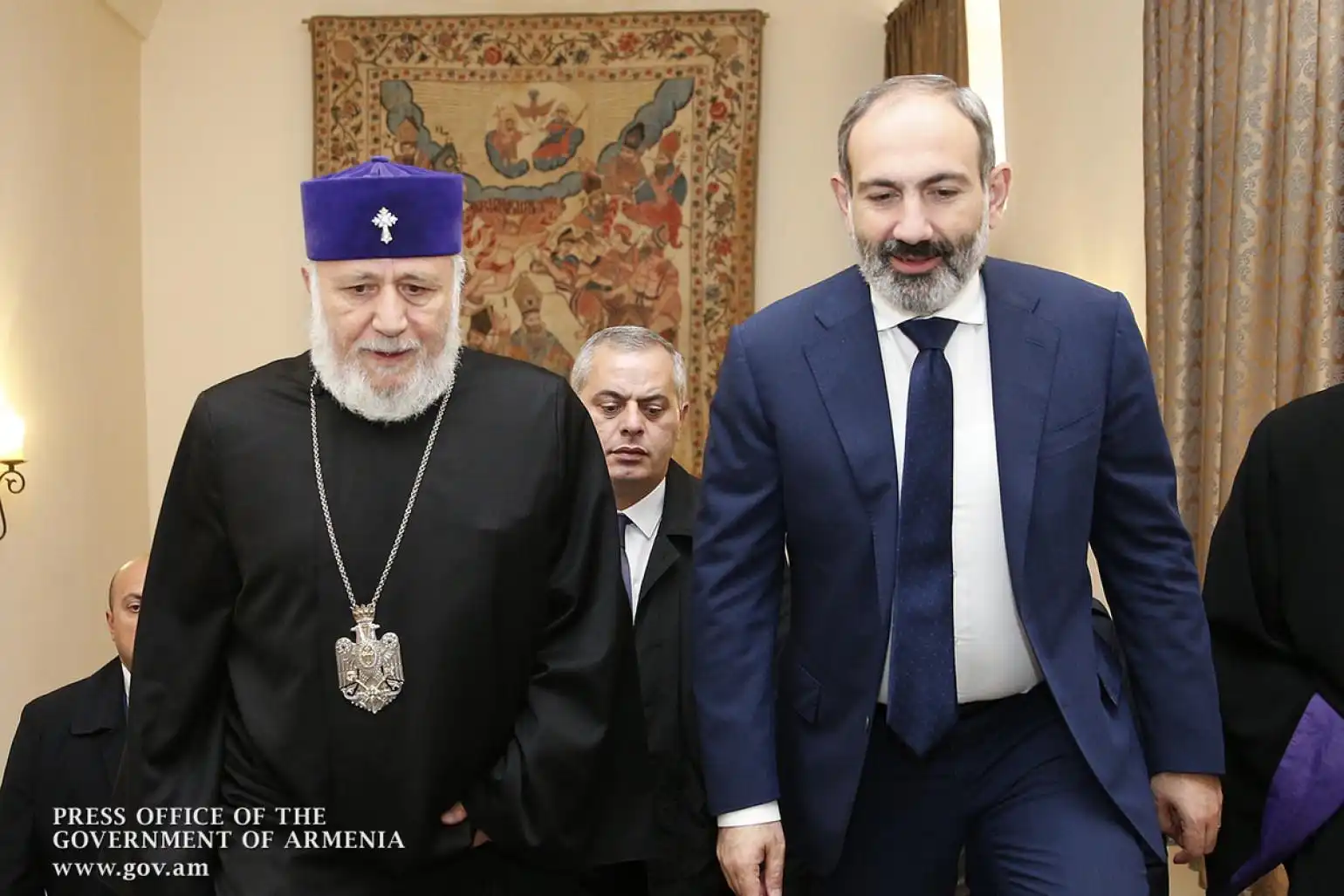 Կաթողիկոսի թեկնածուները պէտք է անցնին բարեվարքութեան ստուգում. Նիկոլ Փաշինեան
