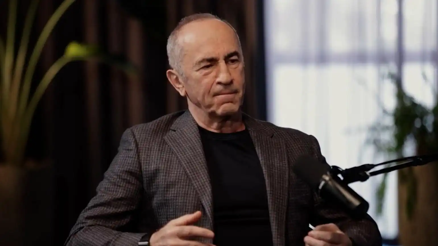 Եռագլուխը ինքն է, Ալիեւին եւ Էրտողանին հետ. Քոչարեան կրակ կը ժայթքէ Փաշինեանի  դէմ 