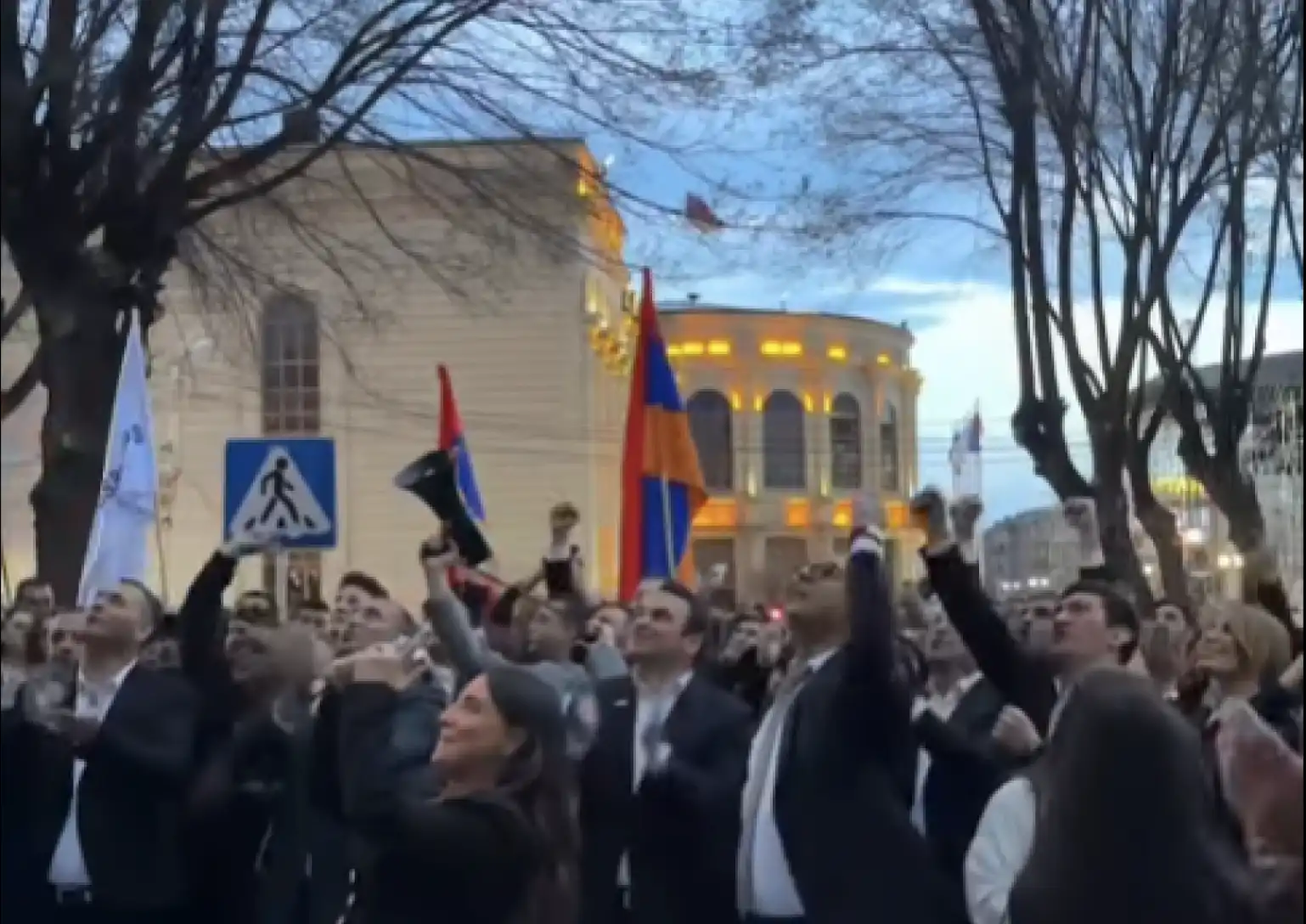 «Ազատութիւն մեր Միքայէլ Սրբազանին». «Ուժեղ Հայաստան»-ի անդամները Շիրակի թեմի առաջնորդարանի բակին մէջ բողոքի հաւաք կատարեցին