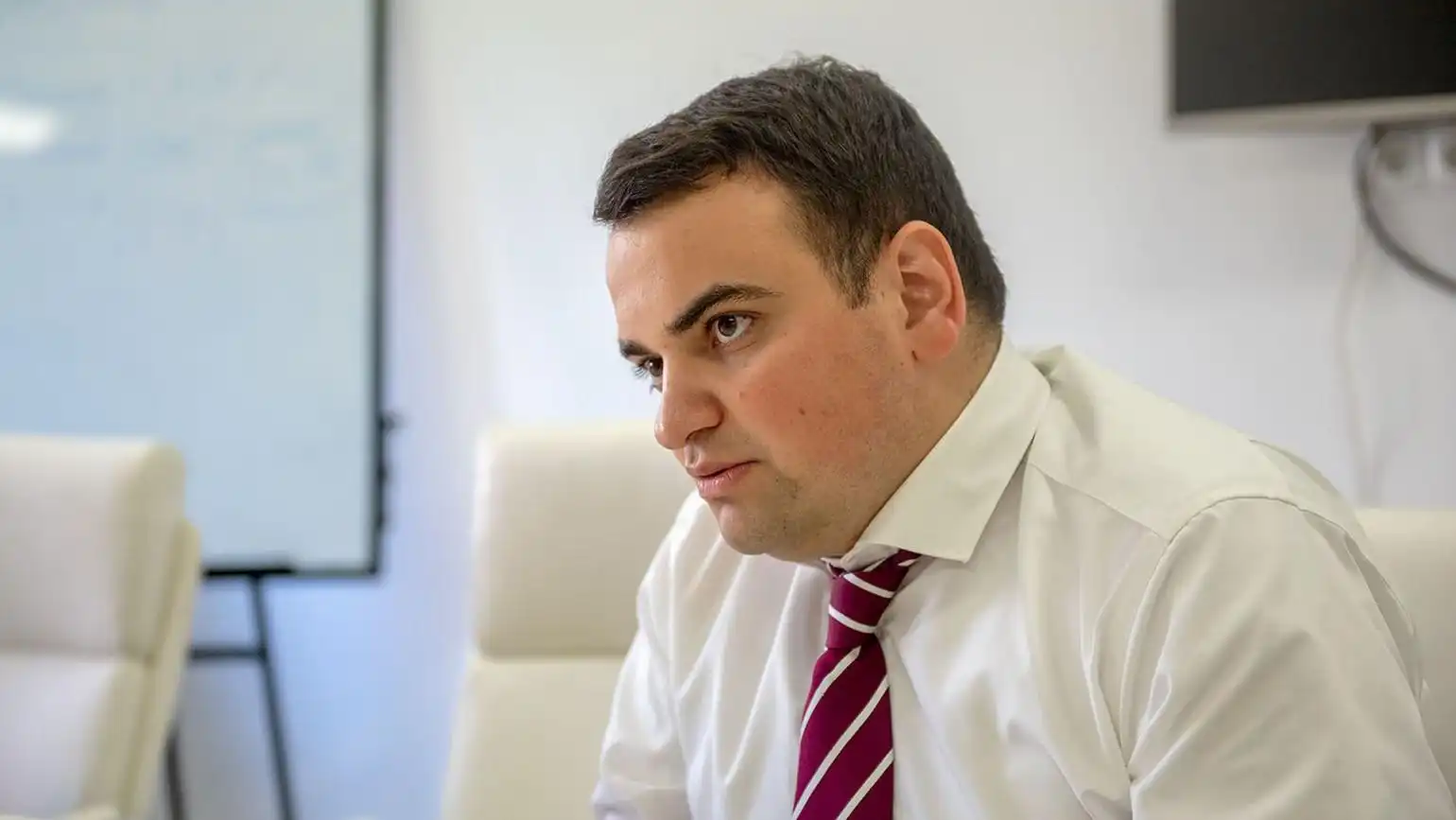 ՔԿ-ն կը մեղադրէ Նարեկ Կարապետեանը  իր այլ  երկրի քաղաքացիութիւնը թաքցնելու մէջ. Կարապետեան կը հերքէ