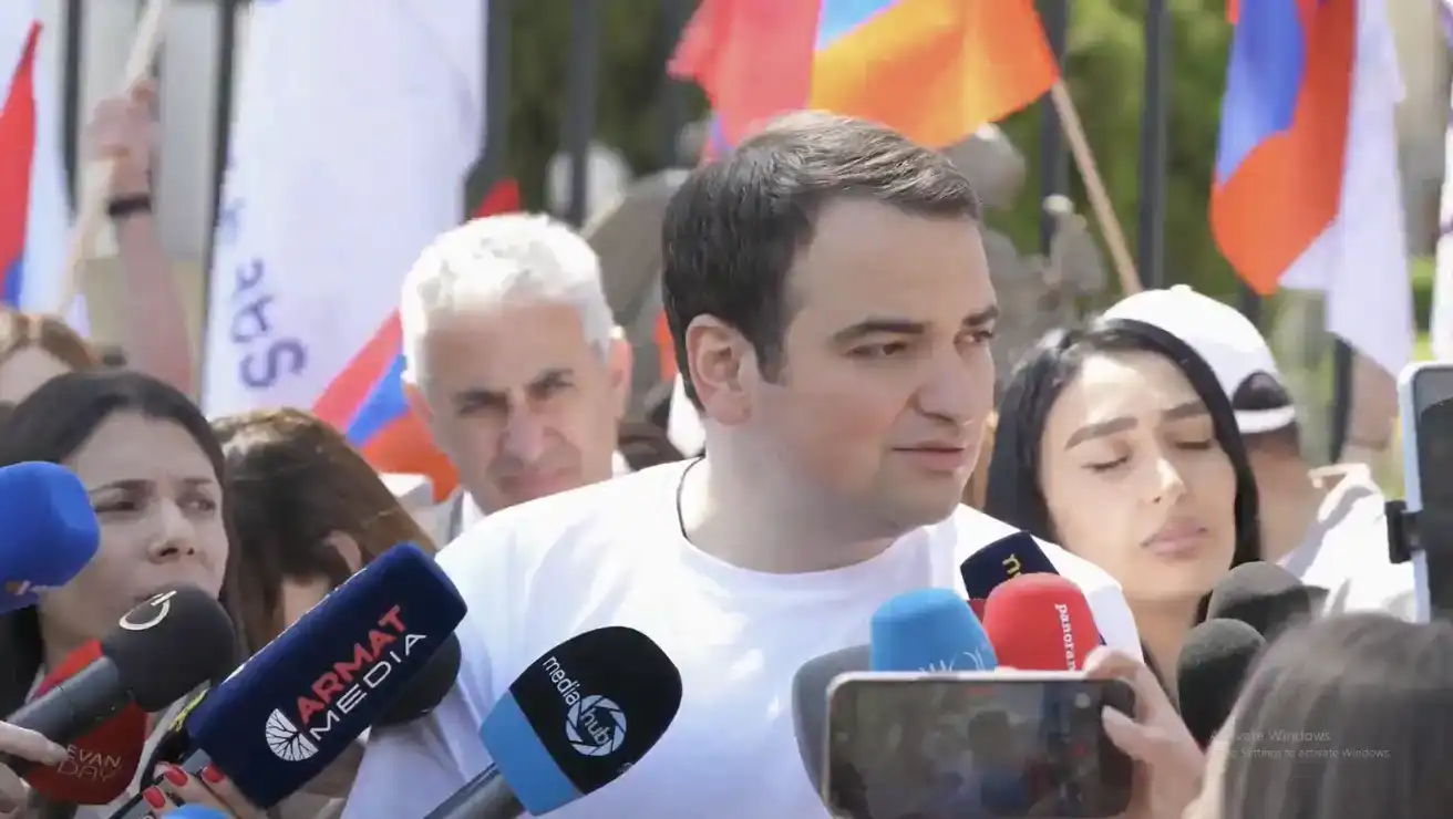 «Ուժեղ Հայաստան»-ը իր քարոզարշաւը սկսաւ ԱԺ-ի շէնքի մօտէն՝ փոփոխութիւններ բերելու խոստումներով  