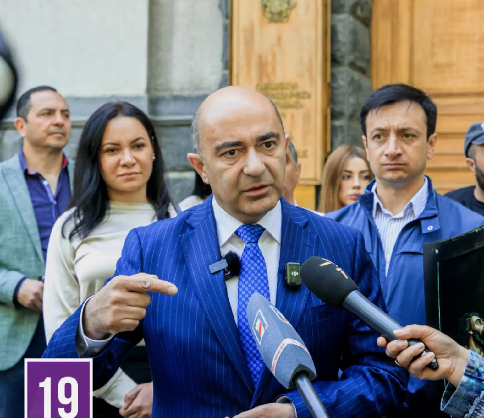 «Զինուած Ուժերի զինանշանից հանուել է խաչը, ո՞վ է որոշել այս ամէնը». Էտմոն Մարուքեան