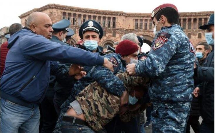 Կառավարութեան շէնքի մօտէն 16 հոգի բերման ենթարկուած է 