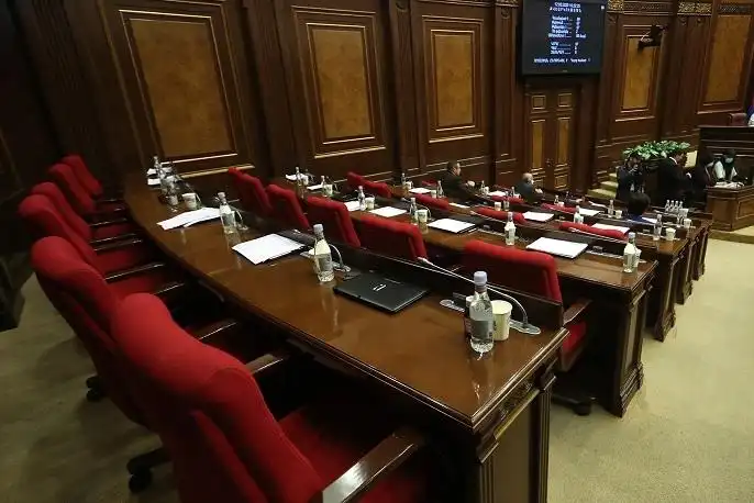 «Ձեր սնդիկ-փարթիներուն մենք չկանք». Ընդդիմադիր գործիչները լքեցին Խորհրդարանը 