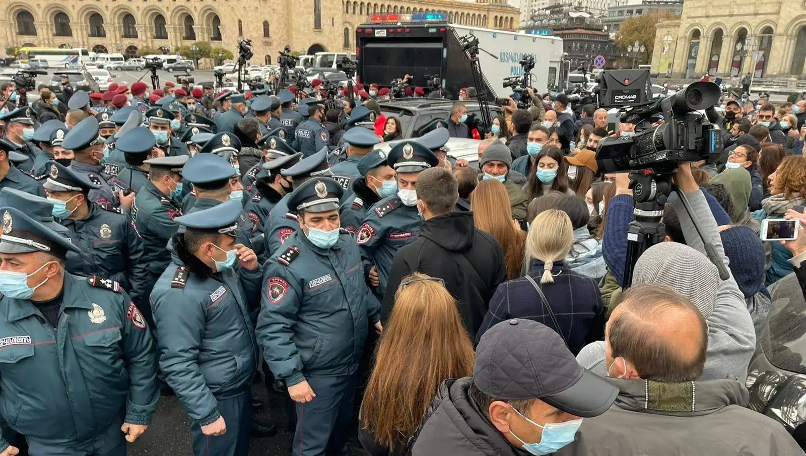 Լարուած իրավիճակ կառավարութեան շէնքին մօտ. Կան բերման ենթարկուածներ