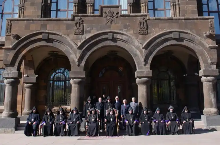 Կարեւոր աջակցութիւն պատերազմէն տուժածներուն. Աւարտին հասաւ Գերագոյն Հոգեւոր Խորհուրդի  ժողովը