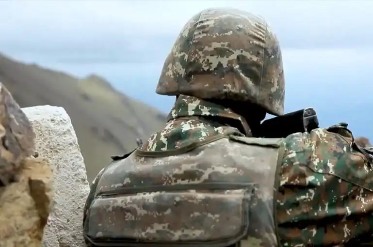 Ատրպէյճանական կողմի կրակոցէն հայ զինծառայող վիրաւորուած է, վիճակը ծայրայեղ ծանր է. ՊՆ