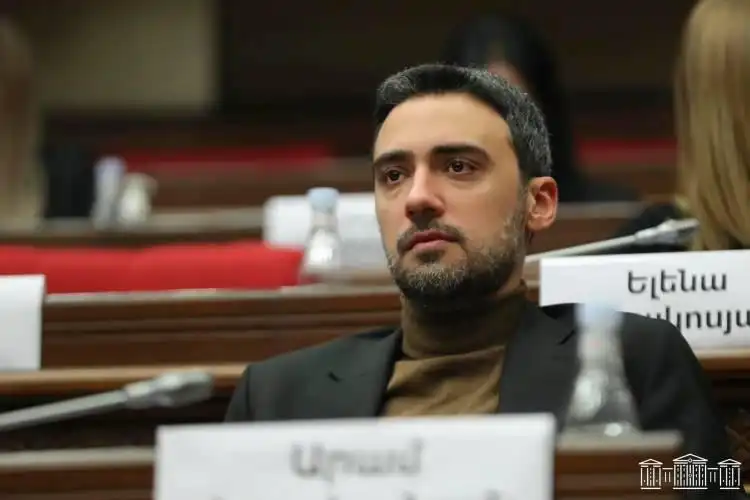 Արամ Վարդեւանեան կը հրաժարի իր լիազօրութիւններէն 
