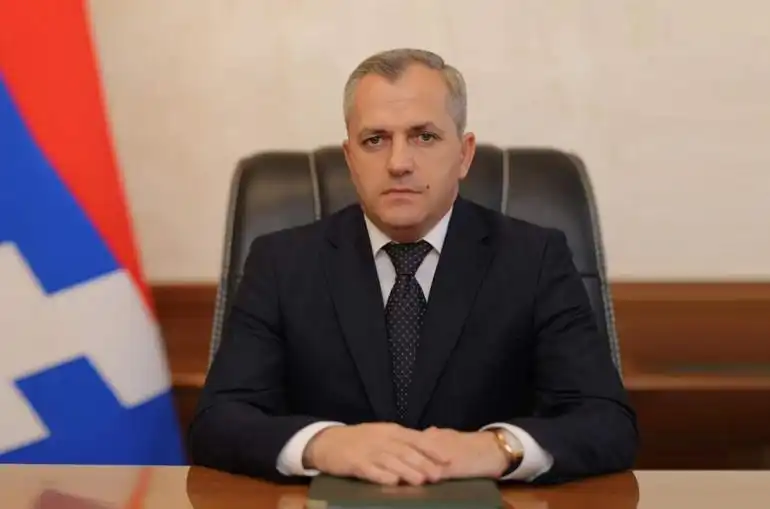 Շահրամանեանն Ատրպէյճանի հետ չի բանակցիր, կապի մէջ է այնտեղ պահուող ռազմաքաղաքական ղեկավարութեան եւ քաղաքացիներու հետ․ խորհրդական