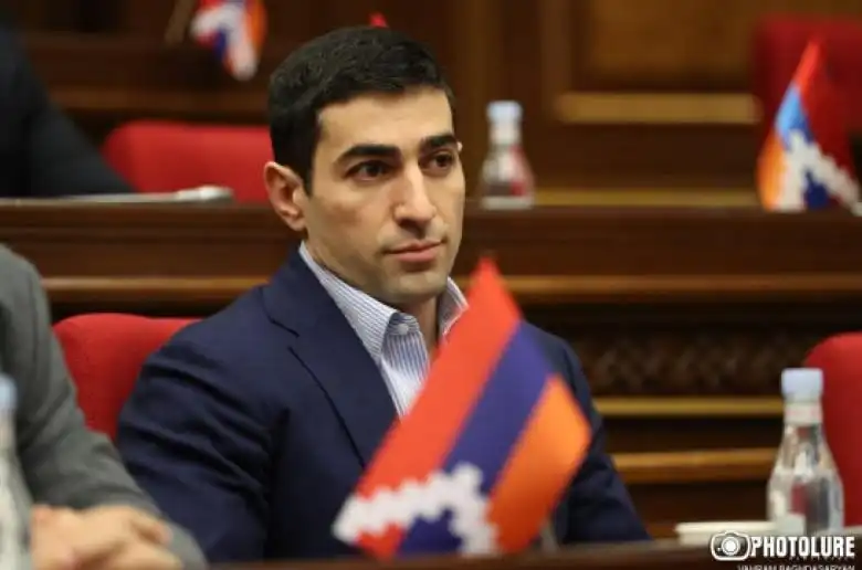 Երդում կատարելէ ետք Ռոպերթ Քոչարեանի որդին՝ Լեւոն Քոչարեան դարձաւ պատգամաւոր