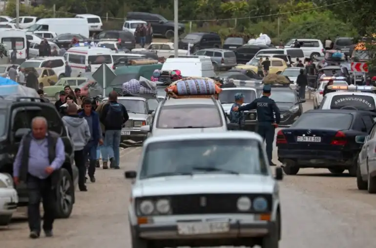 Կառավարութենէն 2 միլիառ դրամ  ԼՂ-էն տեղահանուածներուն