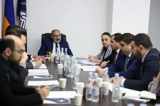 Նիկոլ Փաշինեանի գլխաւորութեամբ. Գիւմրիի աւագանիի ՔՊ խմբակցութեան աշխատանքի քննարկում 