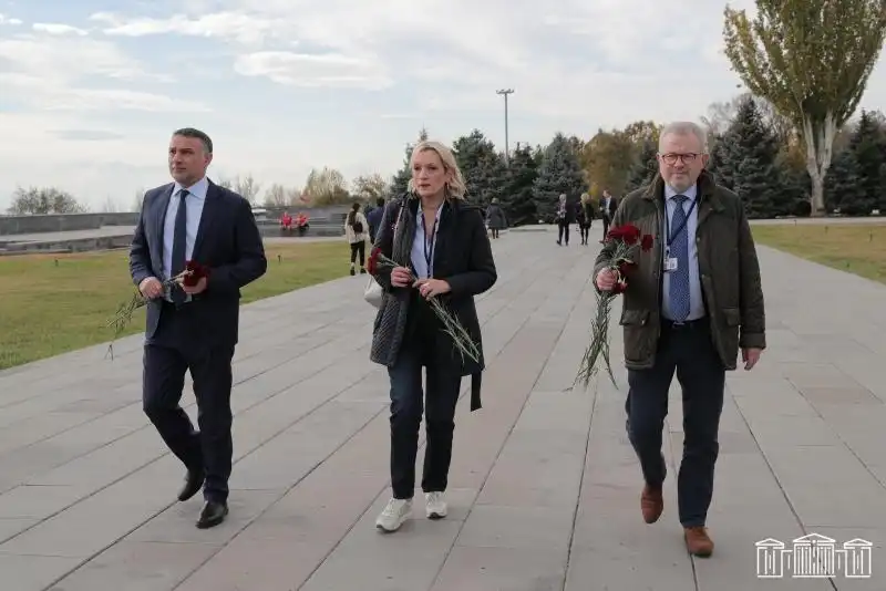 ԵԱՀԿ Խորհրդարանական պատգամաւորներ Ծիծեռնակաբերդ այցելեցին