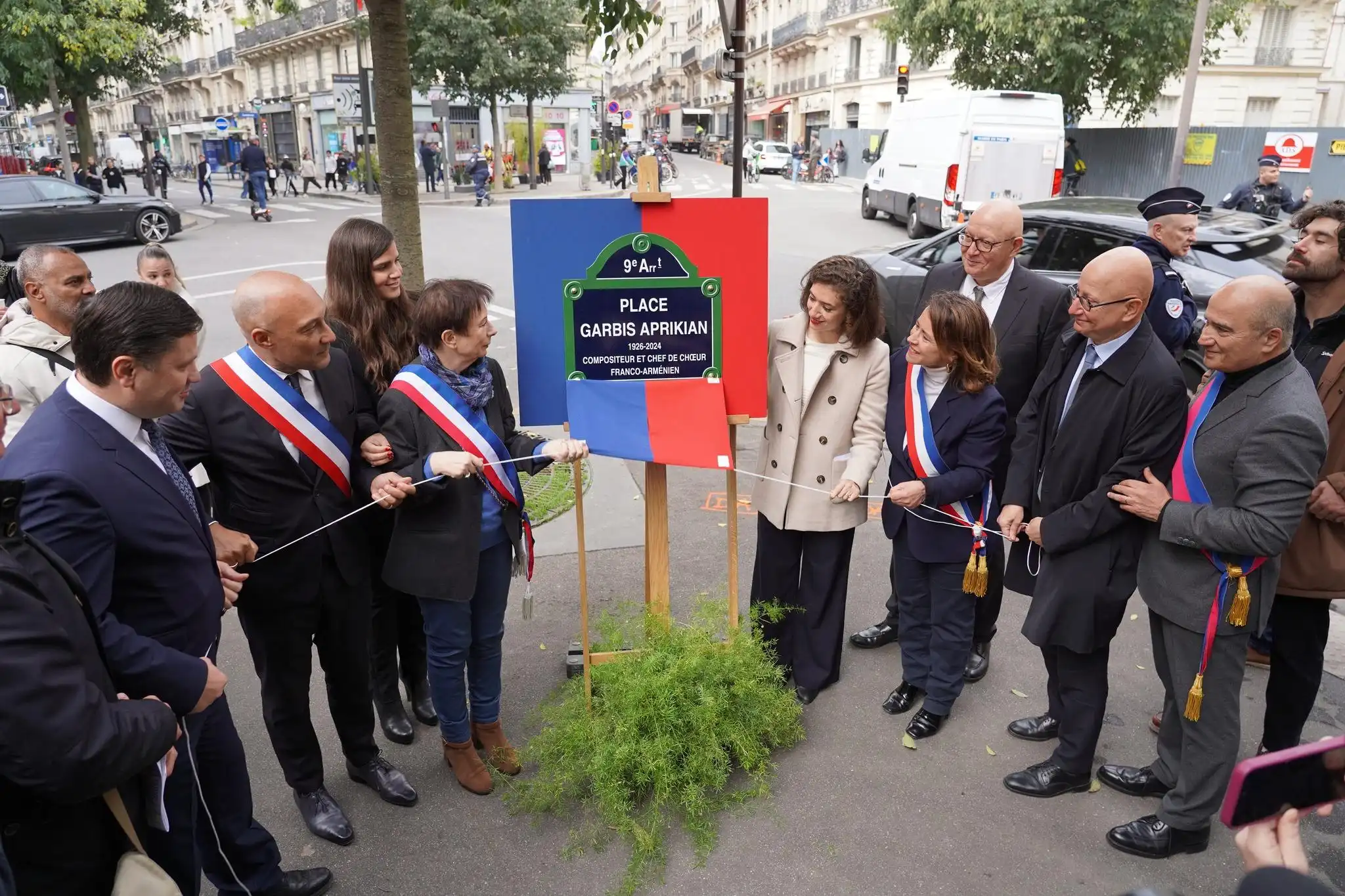 Փարիզ. Բացուած է Կարպիս Ափրիկեանի անուան հրապարակը