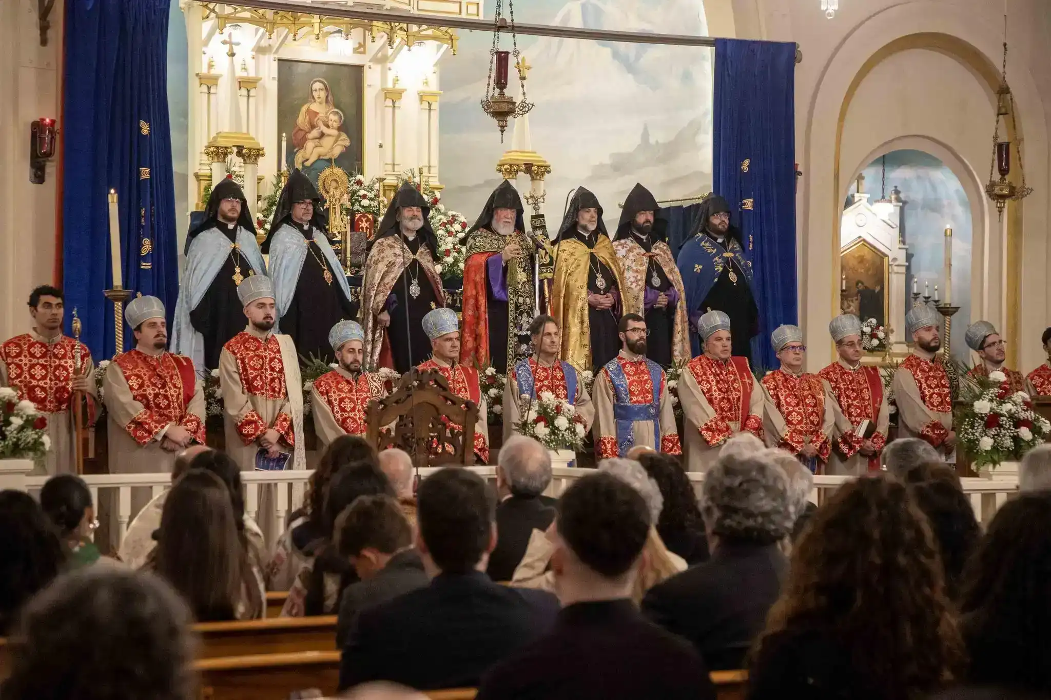 Ձեռամբ՝ Ն.Ս.Օ.Տ.Տ. Արամ Ա. Կաթողիկոսին օծումը կատարուեցաւ Ֆրեզնոյի Սուրբ Աստուածածին Եկեղեցւոյ խորանին      