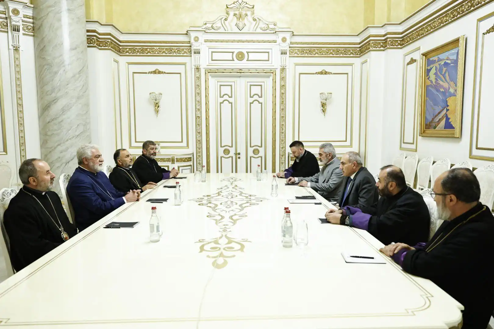 Փաշինեան հանդիպում ունեցած է Հայաստանեայց Առաքելական Եկեղեցւոյ խումբ մը եպիսկոպոսներու հետ (Տեսանիւթ)