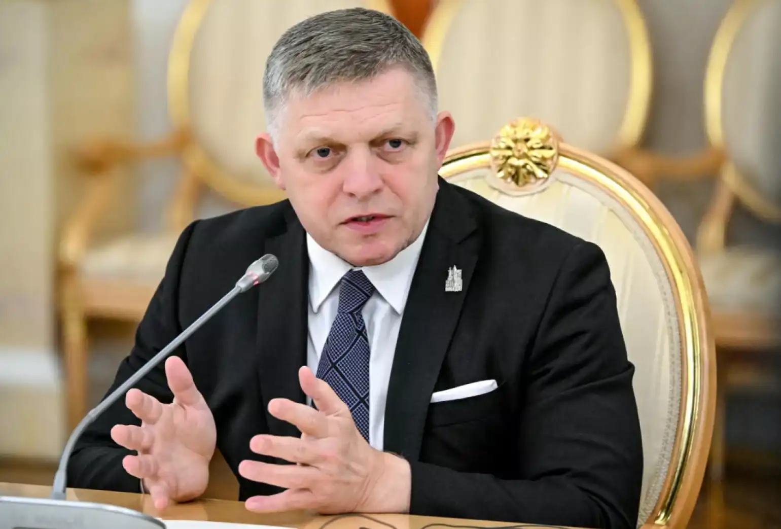 Եթէ դուք այդքան հերոսներ էք եւ այդքան կողմ էք այս պատերազմին, ապա գացէք պայքարեցէք Ուքրանիոյ մէջ. Ֆիցոն՝ ուսանողներուն