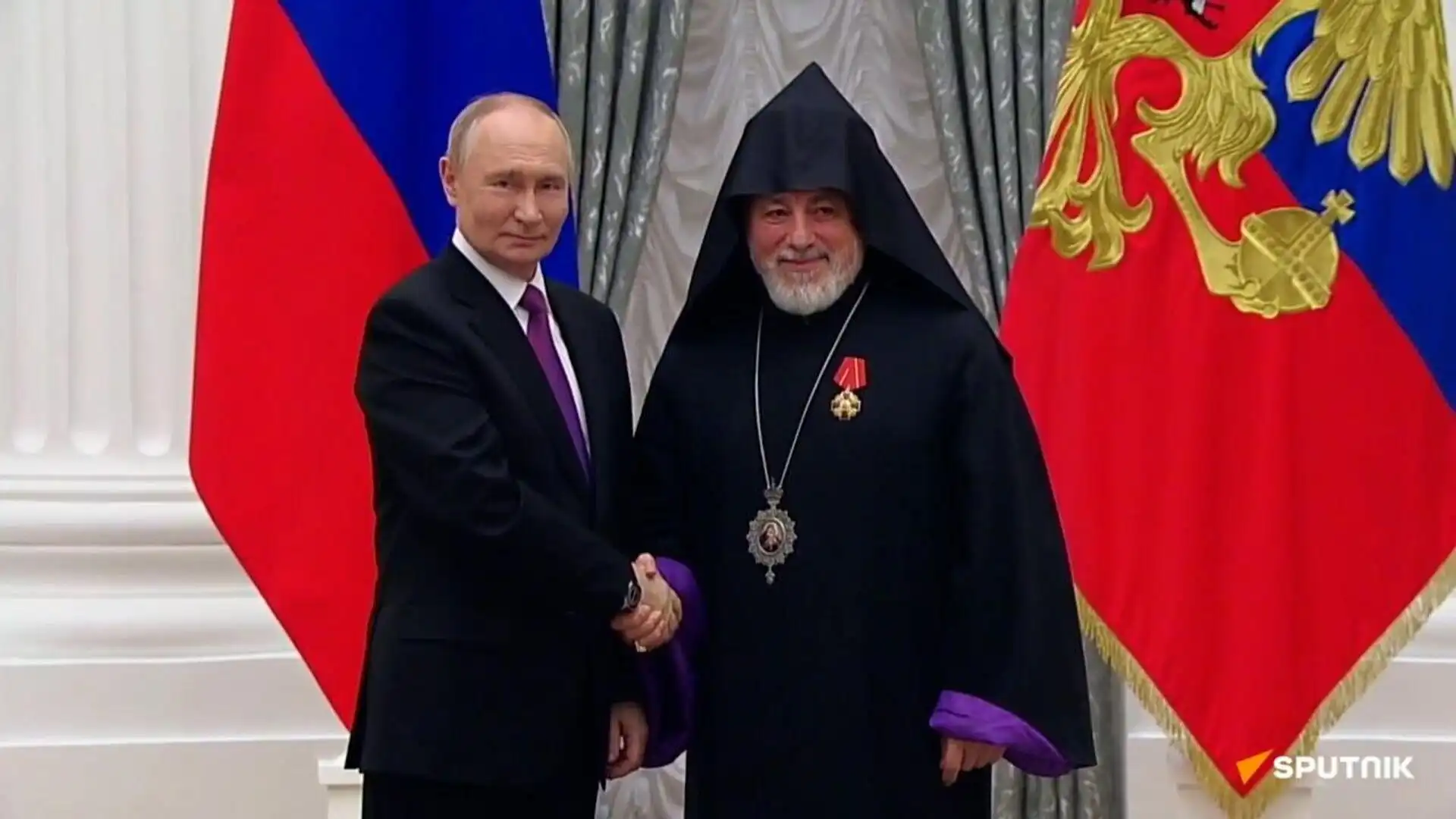 Եզրաս Սրբազանին Ռուսիոյ նախագահի ձեռամբ՝ շքնանշան