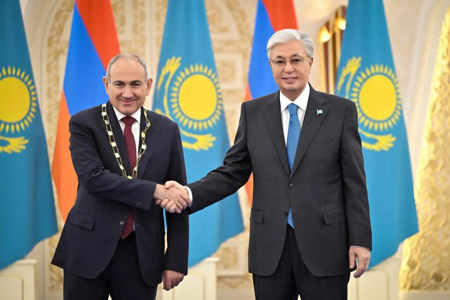 Ղազախները Նիկոլ Փաշինեանը ճանչցած են որպէս ազգային առաջնորդ, որ նոր կեանք տուած է Հայաստանին. Թոքաեւ Փաշինեանը պարգեւատրած է «Ոսկէ արծիւ» շքանշանով