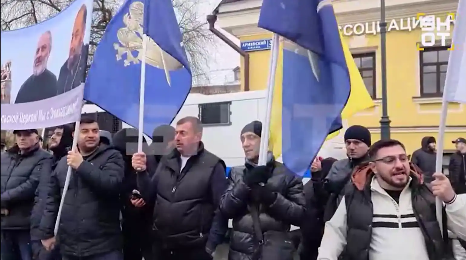 Մոսկուայի մէջ՝ ՀՀ դեսպանատան մօտ, քաղաքացիները բողnքի ցnյց կազմակերպած են՝ յաջակցութիւն Սամուէլ Կարապետեանի եւ հոգեւորականներու