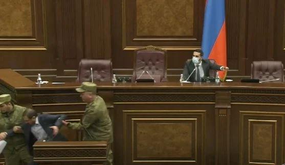 Լարուած վիճակ ԱԺ-էն ներս. Ապահովութեան աշխատակիցներ ամպիոնէն հեռացուցին ՀՅԴ անդամ Գեղամ Մանուկեանը 