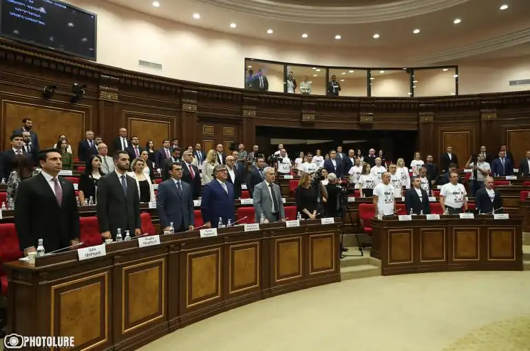 Ազգային Ժողովը յարգեց 27 Հոկտեմբերի զոհերու յիշատակը 