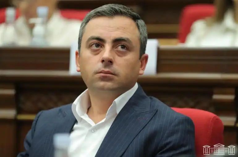 Մէջտեղում  լինելու վերջը լուսանցքն է. Իշխան Սաղաթէլեանի գրառումը 