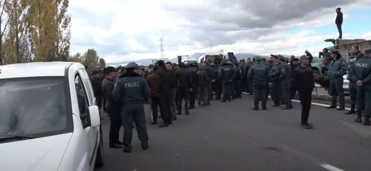 Ձկնորսները փակած են Երեւան-Սեւան մայրուղին 