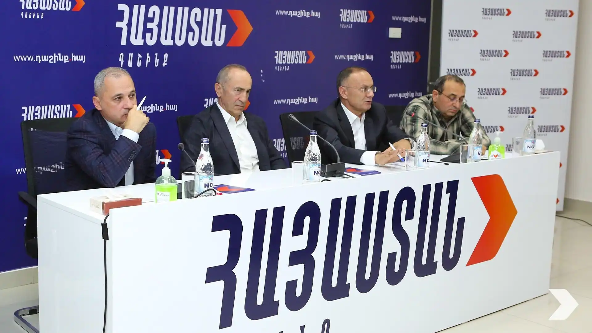 Քոչարեան համախոհներուն հետ յառաջիկայի մարտավարութիւնը քննարկած է