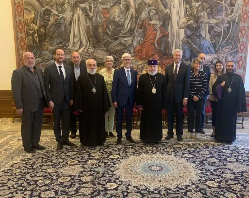 Ամենայն Հայոց Կաթողիկոսն ընդունեց «գթութեան խոհանոցէ կառավարման կոմիտէի ղեկավարը եւ անոր գլխաւորած պատուիրակութիւնը    	