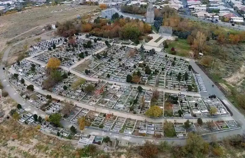 Կեանքը հրաբուխի վրայ, մոխրագոյն երկինքի տակ…