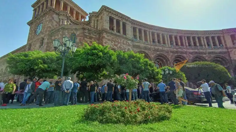 «Փեթակ»ը այսօրուընէ սկսեալ պիտի չգործէ. վաճառականները բողոքի ցոյց կ'ընեն