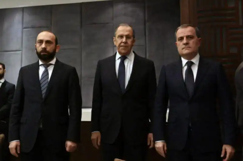 Աստանայի մէջ եռակողմ գագաթ 