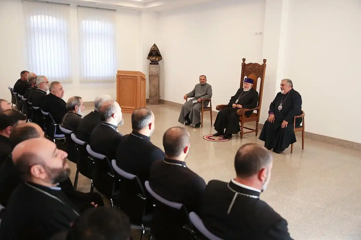 Ամենայն Հայոց Կաթողիկոսը հանդիպում ունեցավ Մայր Աթոռում վերապատրաստման դասընթացներին մասնակցող եկեղեցականների հետ