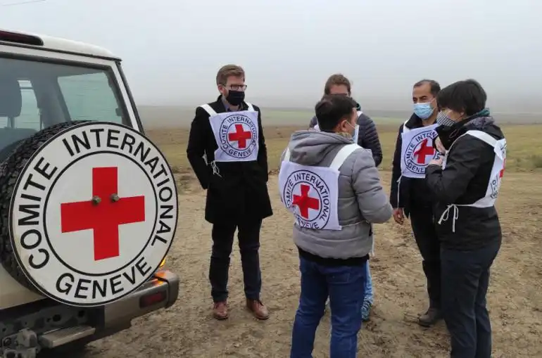 Բժշկական օգնութեան, սնունդի ու ջուրի կարիք ունին. Կարմիր խաչէն պատմած են Արցախ մնացած հայերու մասին