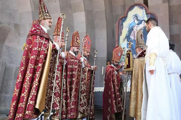 Եպիսկոպոսական ձեռնադրություն և օծում Մայր Աթոռ Սուրբ Էջմիածնում (լուսանկարներ)
