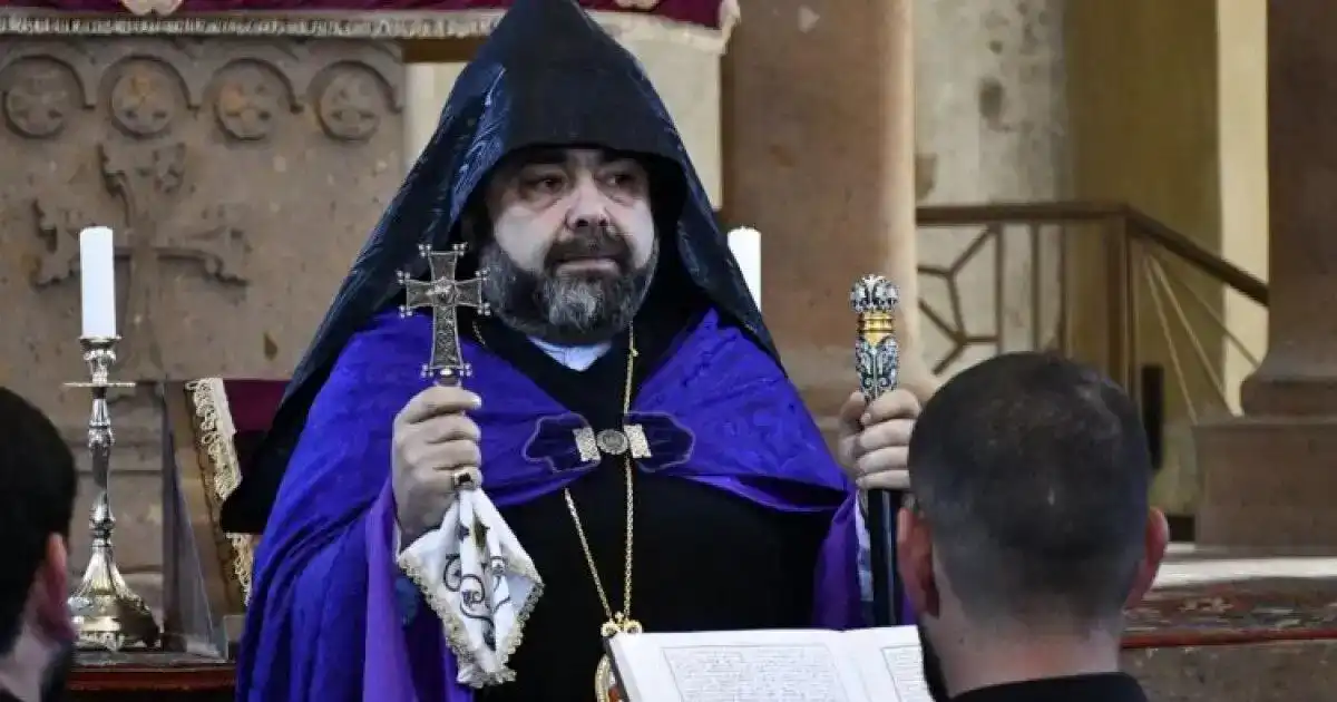Մկրտիչ սրբազանը քննիչի ուղեկցութեամբ բնակարանէն դուրս եկած է եւ անոր գտնուելու վայրն անյայտ է. փաստաբան