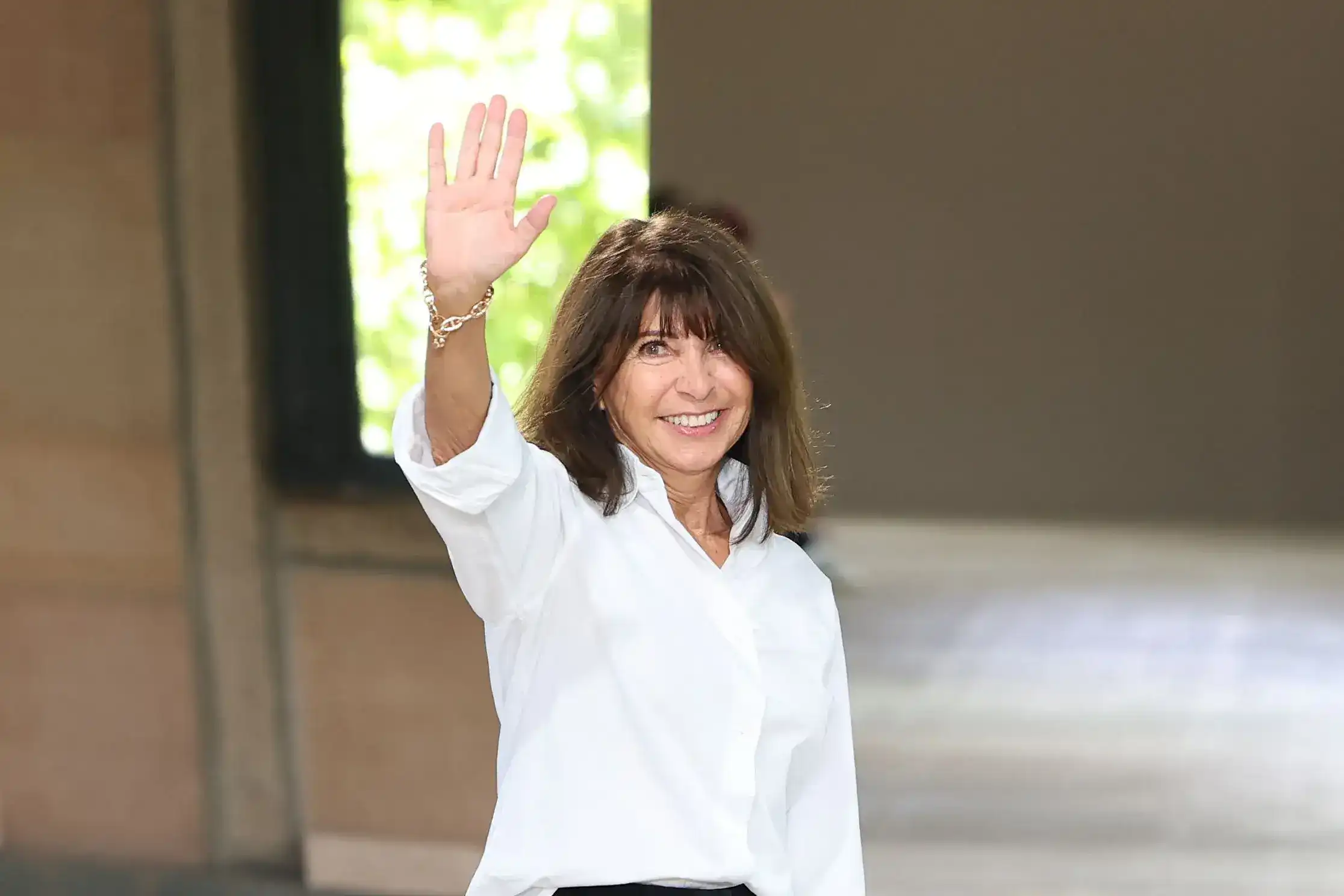 Հայուհին կը հեռանայ տղամարդկանց հագուստներու «Հերմես» ընկերութենէն 