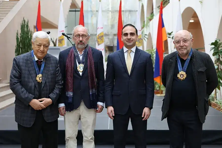 Տիգրան Աւինեանը «Երեւանի պատուաւոր քաղաքացի» կոչումներ շնորհած է