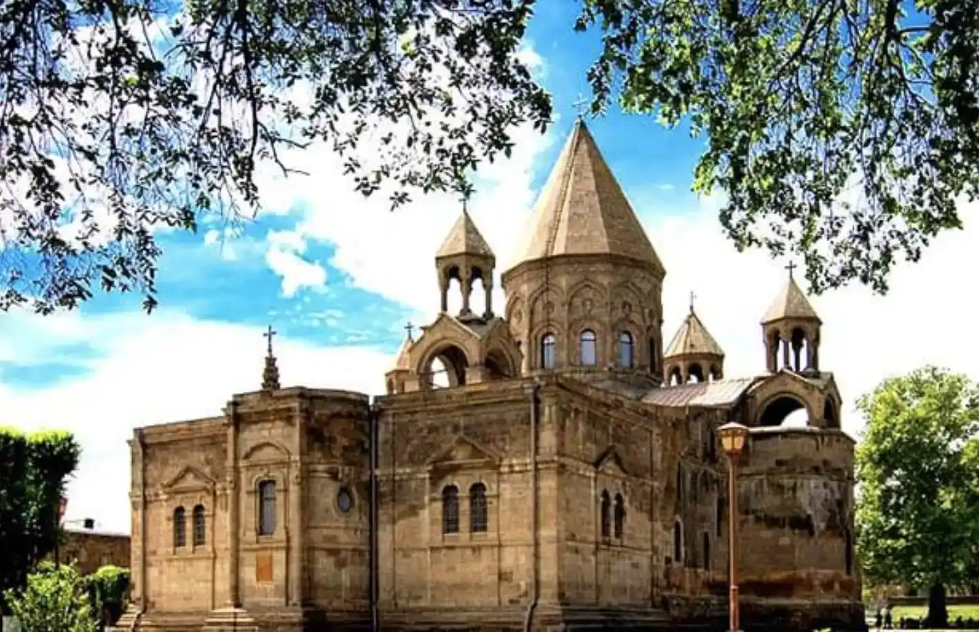    Դատապարտելի է հատկապես վարչապետի աջակցությամբ Հովհաննավանքում Ս․ Պատարագի անվան ներքո միջոցառում կազմակերպելու Ստեփան Ասատրյանի հոգեկործան նախաձեռնությունը. Մայր Աթոռ
