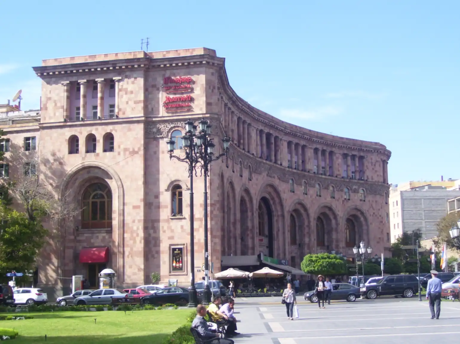 Առեղծուածային դէպք Երեւանի մէջ. «Մարիոթ» հիւրանոցի խոհարարը վնասուածքներով տեղափոխուած է հիւանդանոց