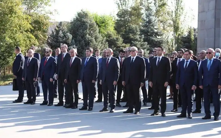 Հայաստանի աւագանին Եռաբլուր այցելեց