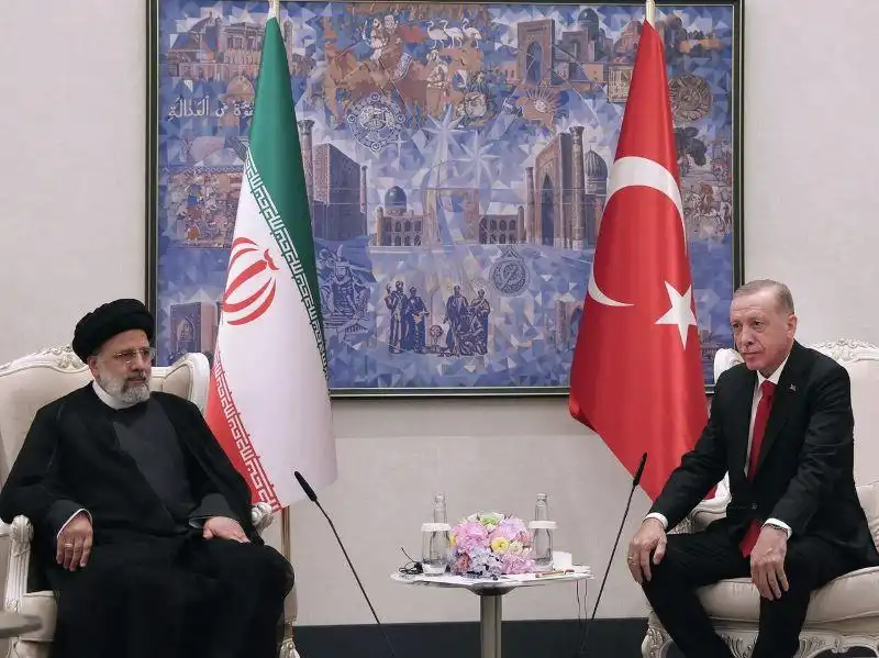 Երկիրները իրենք պէտք է որոշեն իրենց ճակատագիրը.  Նախագահ Ռայիսին` Էրտողանին