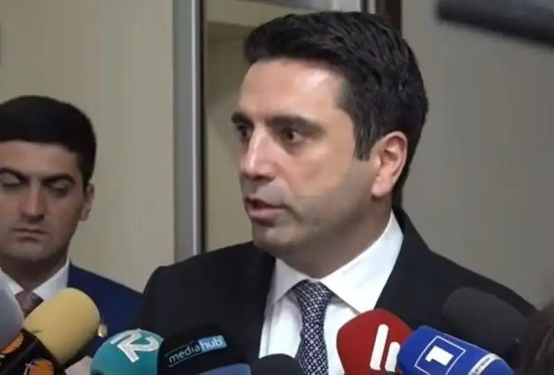 «Մի հատ էլ թող այլընտրանքային պետութիւն հիմնեն». Ալեն Սիմոնեան՝ ընդդիմութեն մասին