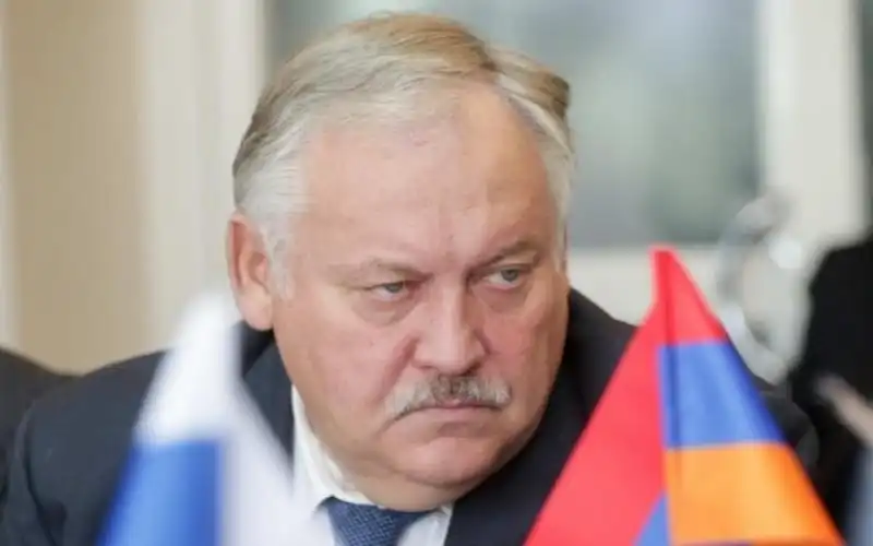 Զատուլին հանդիպած է Ռոպերթ Քոչարեանի, Արկադի Ղուկասեանի եւ Բակօ Սահակեանի հետ, այցելած՝ Ջերմուկ